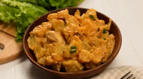 Potatoes with chicken in sour cream sauce