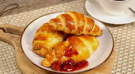 Croissants con mermelada