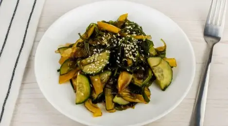 Salat mit Chuka, Gurke und Paprika in Teriyakisauce