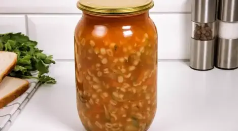 Sopa de encurtidos con cebada perlada para el invierno