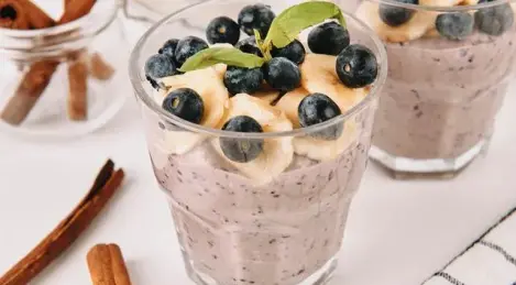 Bananen-Smoothie mit Blaubeeren und Zimt