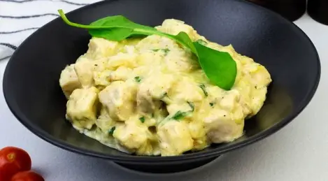 Filete de pollo en salsa de crema agria con ajo