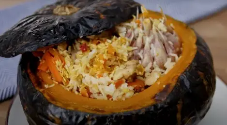 Pilaf parfumé dans une citrouille