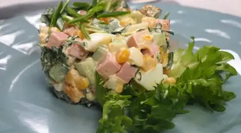 Ensalada con chorizo y maíz