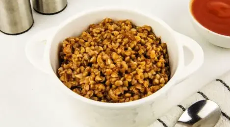 Trigo sarraceno con pasta de tomate