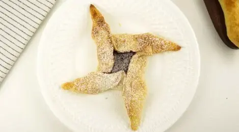 Blätterteiggebäck mit Kirschmarmelade