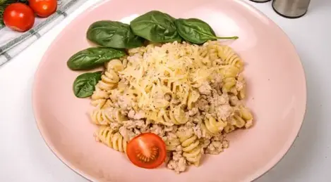 Navy-style macaroni with minced chicken