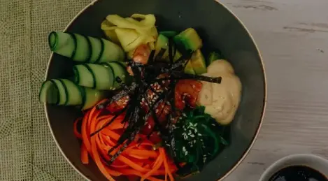 Poke mit Hühnchen-Teriyaki