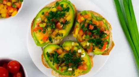 Bruschetta con zucchine, pomodoro e peperone