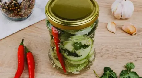 Zucchine sottaceto per l'inverno in barattolo