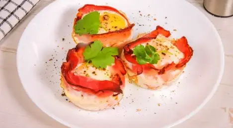 Nidos de tocino y huevo